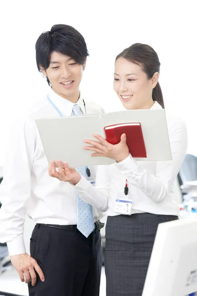 Lächelnde Büroangestellte Diskutieren Geschäftsunterlagen Teamwork Konzept — Stockfoto