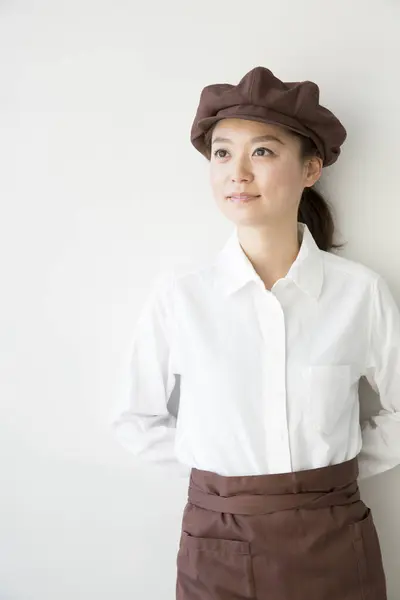 Portré Fiatal Gyönyörű Japán Pincérnő Barna Svájcisapkában — Stock Fotó