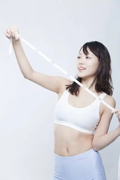 Retrato Bela Mulher Asiática Desportiva Com Fita Métrica — Fotografia de Stock