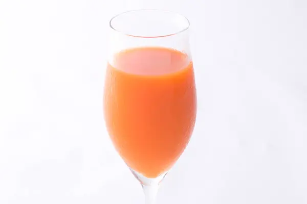 白い背景に隔離されたおいしい新鮮なオレンジ ジュースのガラス — ストック写真