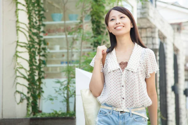Portret Van Lachende Japanse Vrouw Wandelen Stad — Stockfoto