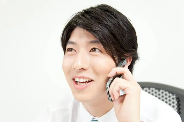 Sonriente Joven Asiático Hombre Hablando Por Teléfono — Foto de Stock