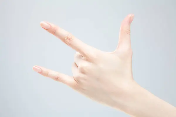 Close Van Vrouwelijke Hand Gebaren Witte Achtergrond — Stockfoto