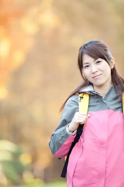 森でハイキングバックパックを持つアジアの女性 屋外の肖像画 — ストック写真