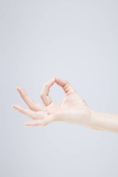 Крупный план женской руки на белом фоне 