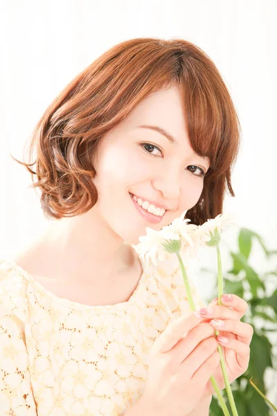 Krásná Mladá Asijská Žena Květinářství Květinami — Stock fotografie