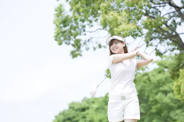 美しいアジア女性ゴルフプレーヤー — ストック写真