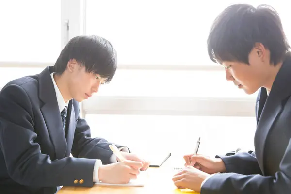 Jóvenes Chicos Japoneses Estudiando Escuela —  Fotos de Stock