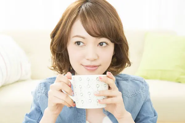 Preciosa Mujer Joven Asiática Con Una Taza Café —  Fotos de Stock