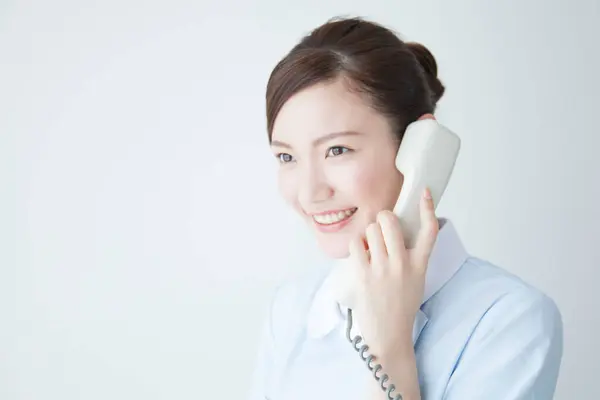 Donna Giapponese Utilizzando Telefono Sfondo Bianco — Foto Stock