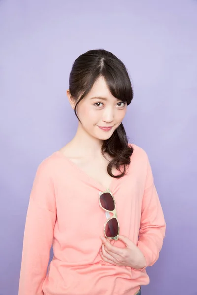Sorrindo Asiático Jovem Mulher Com Óculos Sol Posando Estúdio — Fotografia de Stock