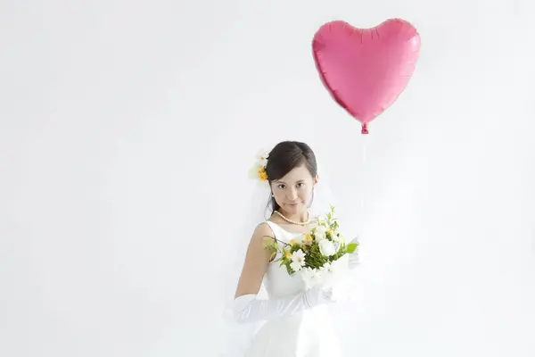 Eine Frau Brautkleid Mit Einem Blumenstrauß Und Einem Herzballon — Stockfoto