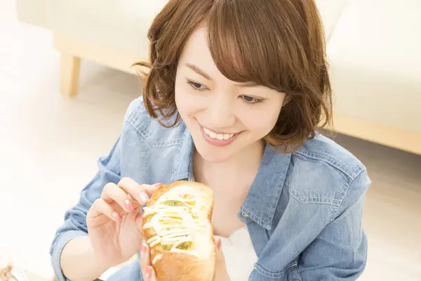Bella Donna Giapponese Mangiare Panino Casa — Foto Stock