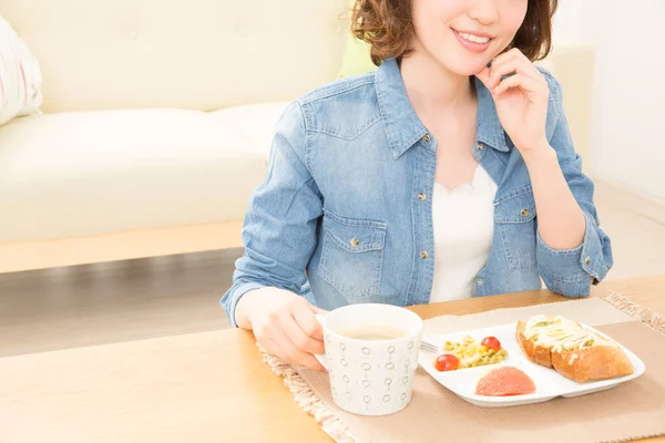 Mujer Japonesa Joven Desayunando Casa —  Fotos de Stock