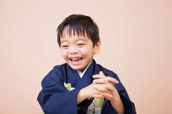 Cute Asia Anak Kecil Dalam Kimono Tradisional — Stok Foto