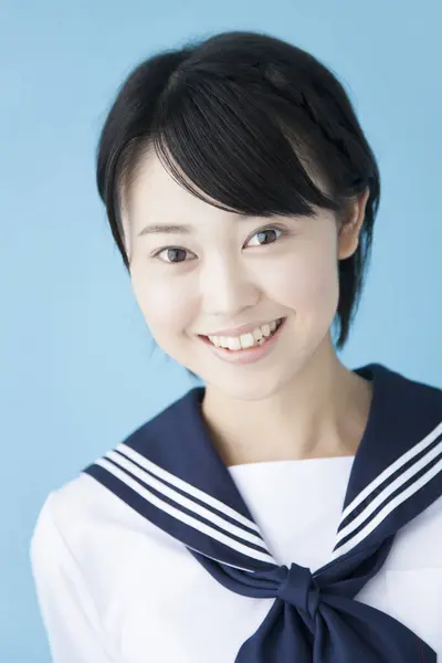 Retrato Sonriente Chica Asiática Vistiendo Uniforme Escolar Disparo Estudio — Foto de Stock