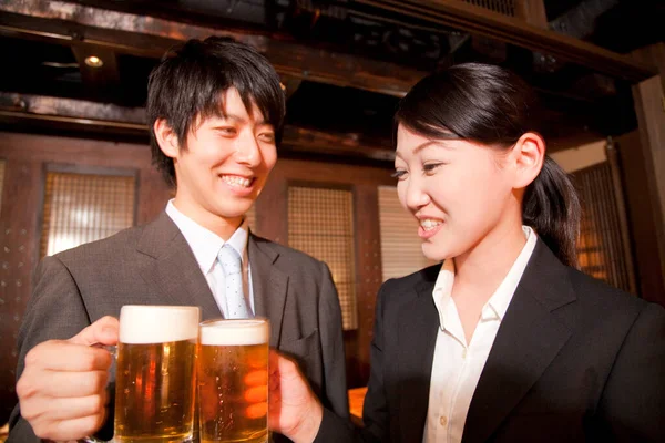 Japanse Zakenmensen Met Bier Aan Bar — Stockfoto