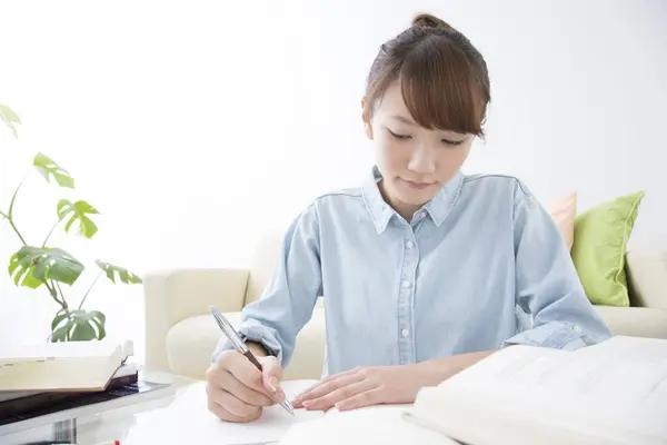 Jong Japans Vrouw Studeren Thuis Met Boeken Pen — Stockfoto