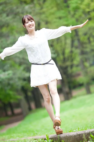 Japanse Vrouw Ontspannen Het Park — Stockfoto