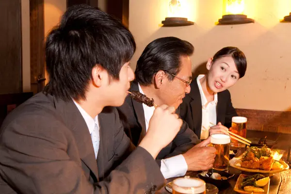 バーでビールを飲む日本人ビジネスマン — ストック写真