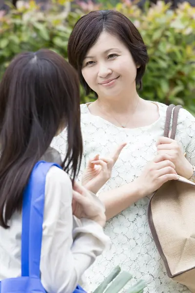 Sonrientes Mujeres Japonesas Hablando Parque Verano —  Fotos de Stock