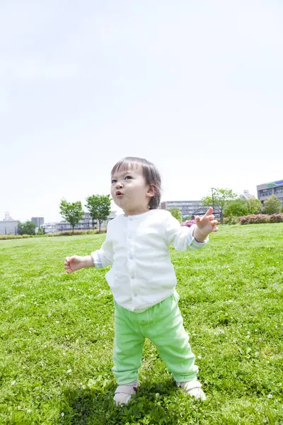 Küçük Sevimli Japon Çocuk Yaz Parkında Oynuyor — Stok fotoğraf