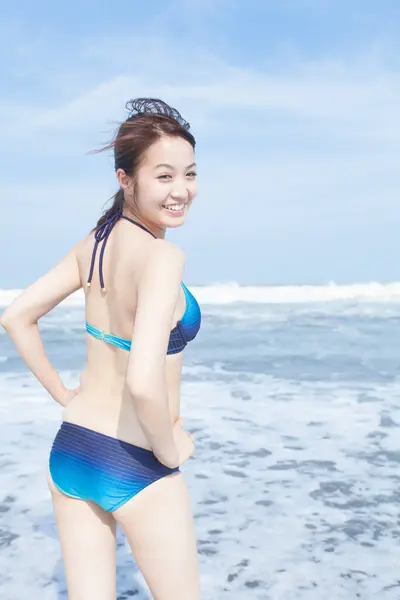 Ung Asiatisk Kvinna Blå Bikini Njuter Semester Sommarstranden — Stockfoto