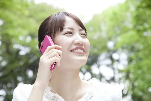 Japanerin Telefoniert Mit Handy — Stockfoto