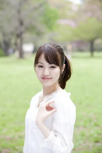 公園の白いドレスで美しいアジアの女性 — ストック写真