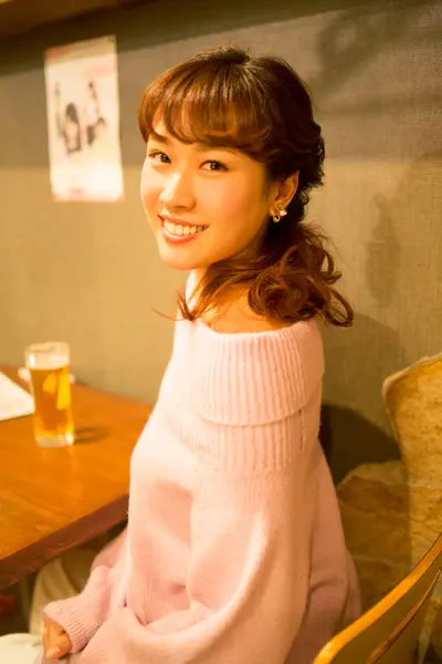 Young Japanese Woman Glass Beer Bar — Stock Photo, Image