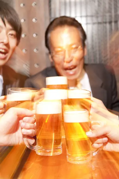 Gruppe Japaner Sitzt Bierkneipe — Stockfoto