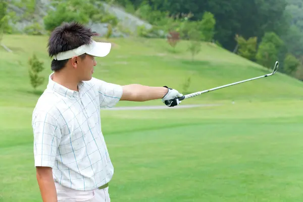 昼間ゴルフをする若い日本人男性 — ストック写真