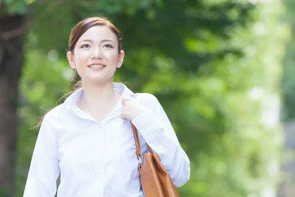 Glimlachende Japanse Zakenvrouw Wandelen Stadspark — Stockfoto