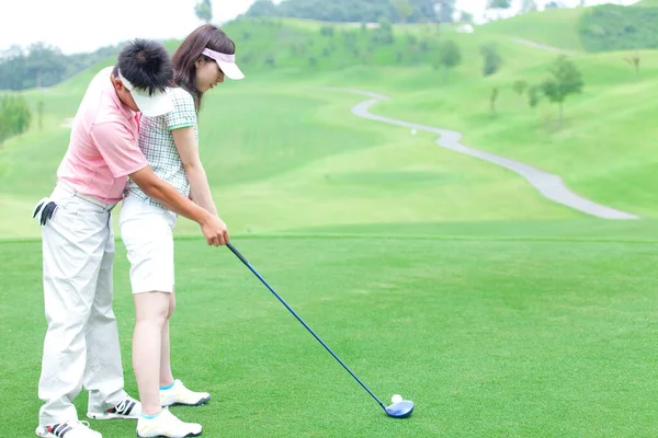 ゴルフをする若い日本のカップル — ストック写真