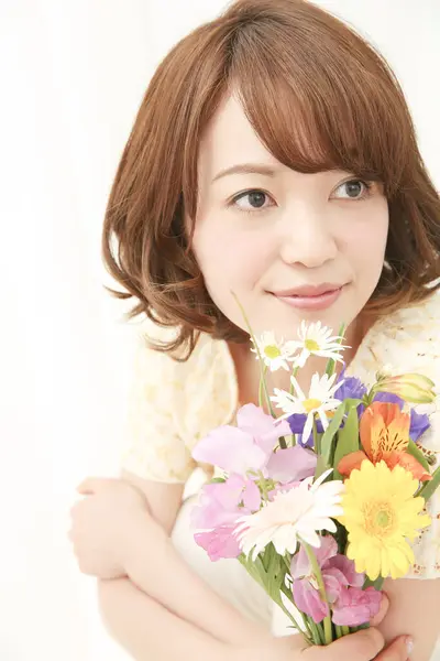 Smilende Ung Japansk Kvinne Med Bukett Med Friske Blomster – stockfoto