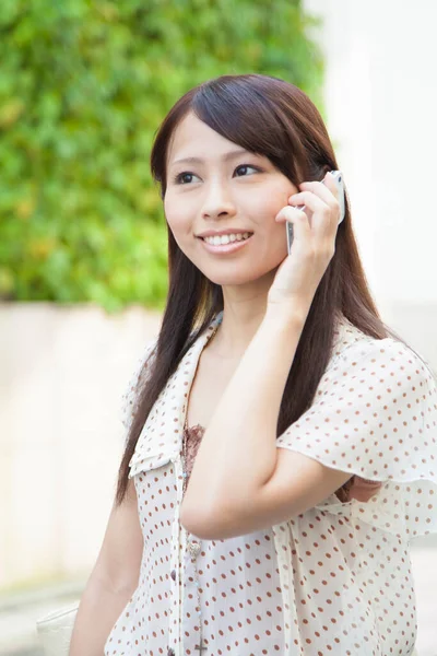 Schöne Japanerin Telefoniert Freien — Stockfoto