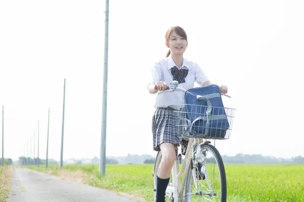 Sourire Asiatique Écolière Équitation Vélo Dans Campagne — Photo