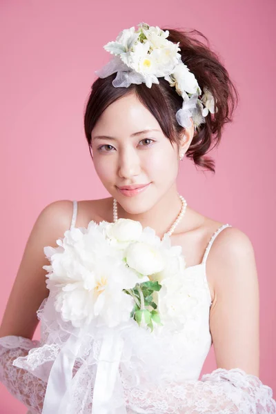 Schöne Asiatische Braut Posiert Vor Rosa Hintergrund — Stockfoto