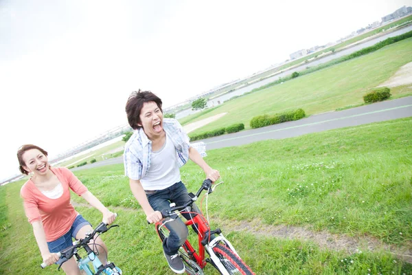 Jovem Casal Andar Bicicleta Parque Verão Conceito Estilo Vida Saudável — Fotografia de Stock