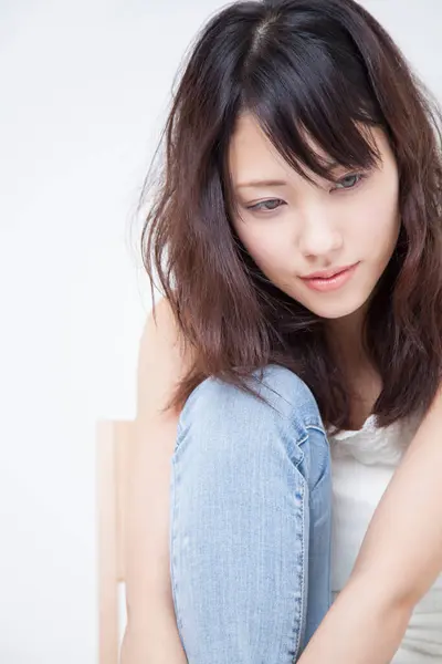 Beyaz arka plan üzerinde güzel genç Asyalı kadın portresi