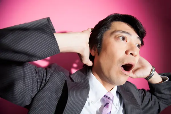 Angst Junger Asiatischer Geschäftsmann Auf Rosa Hintergrund — Stockfoto