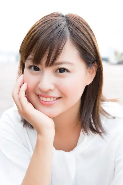 Jovem Mulher Japonesa Roupas Casuais Sorrindo — Fotografia de Stock