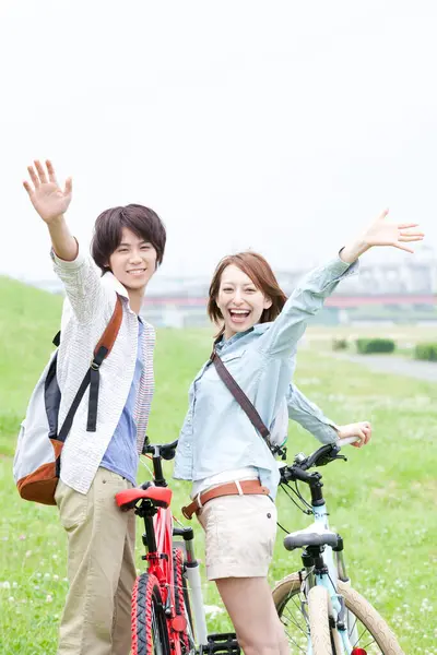 サマーパークで自転車に乗る若いカップル 健康的なライフスタイルのコンセプト — ストック写真