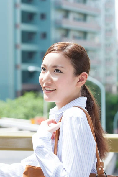 Portret Van Mooie Aziatische Zakenvrouw Staan Brug — Stockfoto