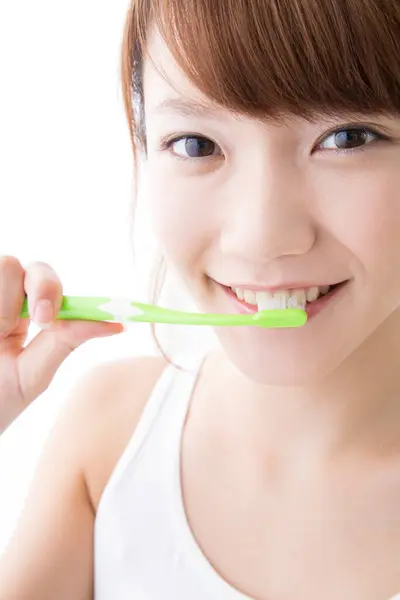Młoda Kobieta Myjąca Zęby — Zdjęcie stockowe