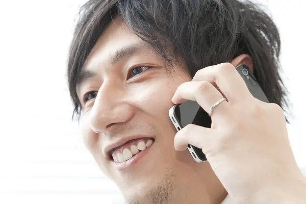 Młody Człowiek Rozmawiający Przez Telefon Komórkowy — Zdjęcie stockowe