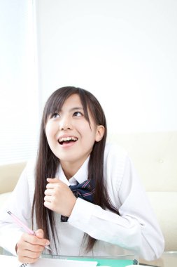 okuyan genç Asyalı kadın