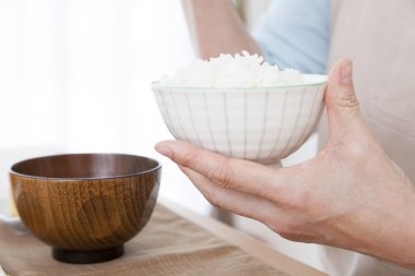 Asyalı kadın yemek yiyor.