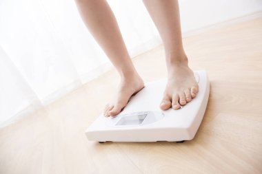 Dişi ayakları ölçeğe göre yakın. 