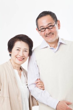 Gülümseyen Asyalı bir çiftin portresi.